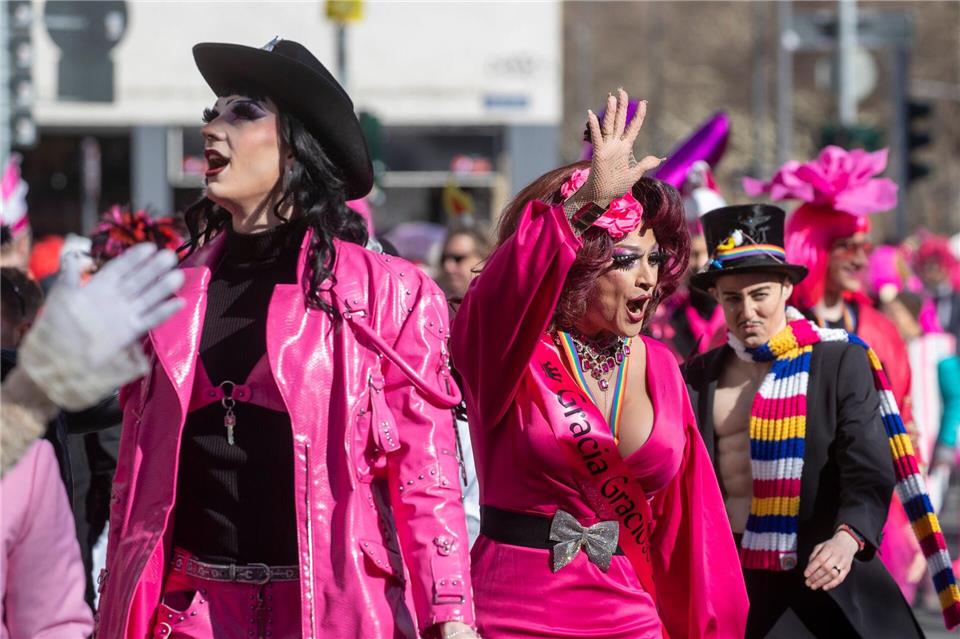 Helau-Rufe bei viel Sonnenschein: Das Wetter meint es gut mit den Mainzer Narren.Helmut Fricke/dpa