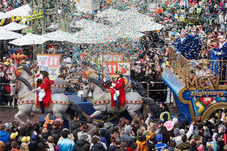 Helau vor dem FastnachtsbrunnenHannes P. Albert/dpa