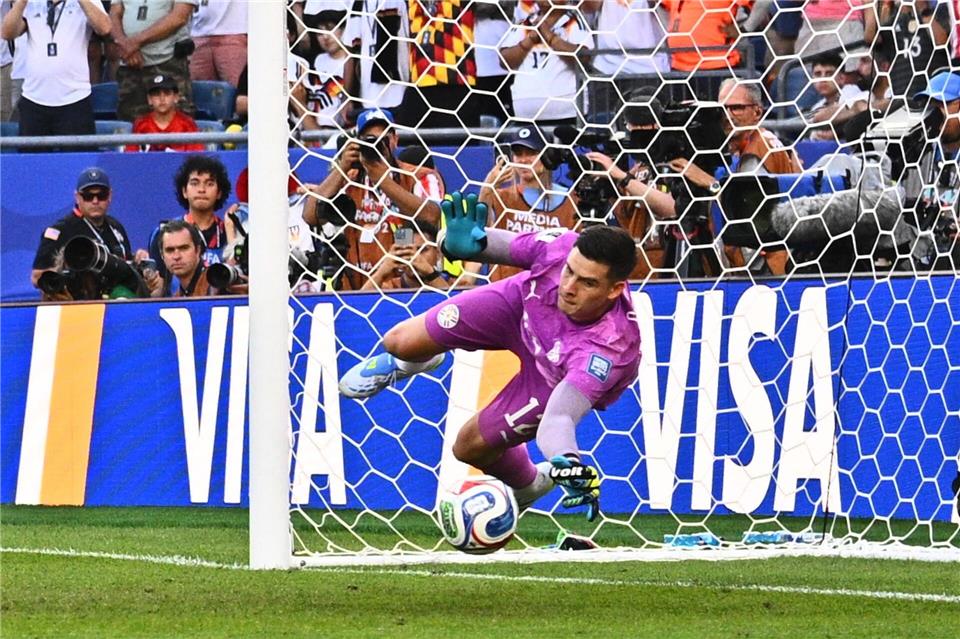 Held des Abends: Paraguays Torhüter Orlando Gill.Tom Weller/dpa