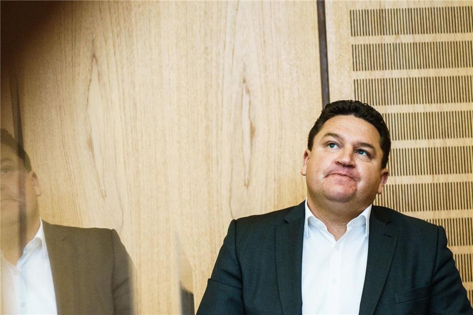 Held war Ende 2021 war Held vom Landgericht Mainz wegen Bestechlichkeit und Untreue zu einer Haftstrafe von einem Jahr und acht Monaten auf Bewährung verurteilt worden. (Archivbild)Andreas Arnold/dpa