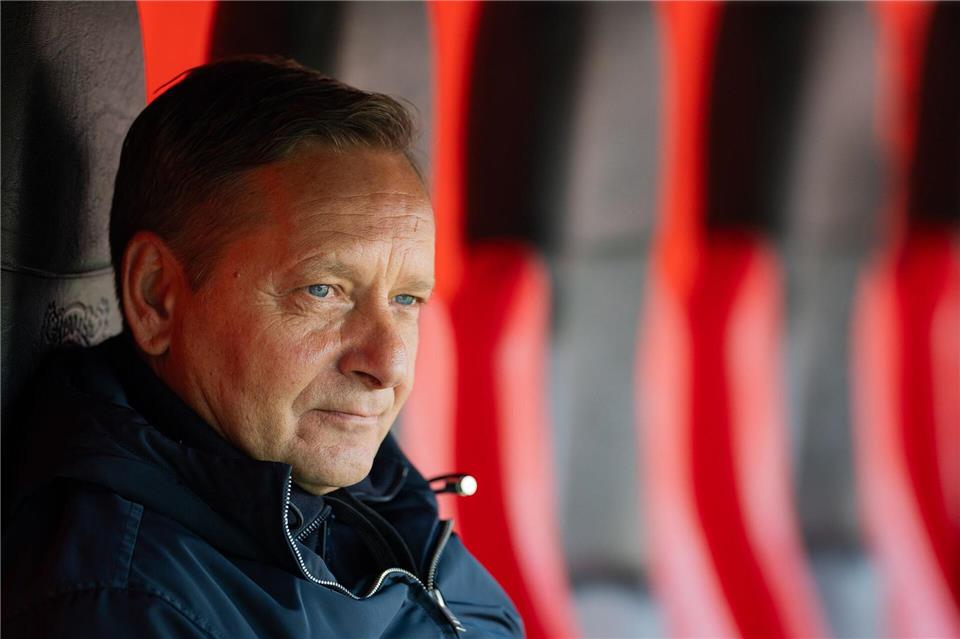 Heldt erklärt den Verbleib der Abwehrspieler. (Archivbild)Rolf Vennenbernd/dpa