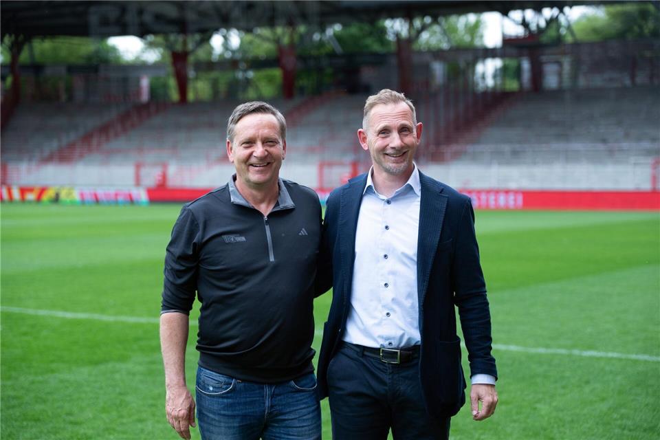 Heldt (l) holt einen weiteren Innenverteidiger für seinen neuen Trainer Lustrinelli. (Archivbild)Soeren Stache/dpa