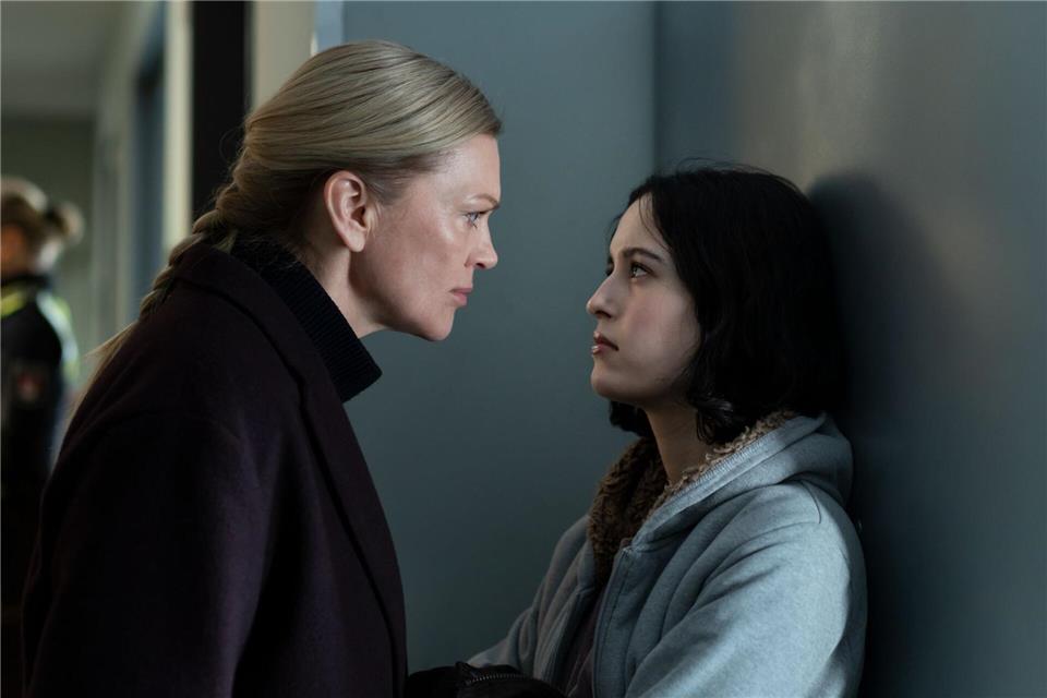 Helen Dorn (Anna Loos, links) erfährt, dass sie neben einer Halbschwester auch noch eine Nichte hat - und Tamara (Maya Lauterbach) provoziert die TV-Kommissarin gehörig. Georges Pauly/ZDF/dpa