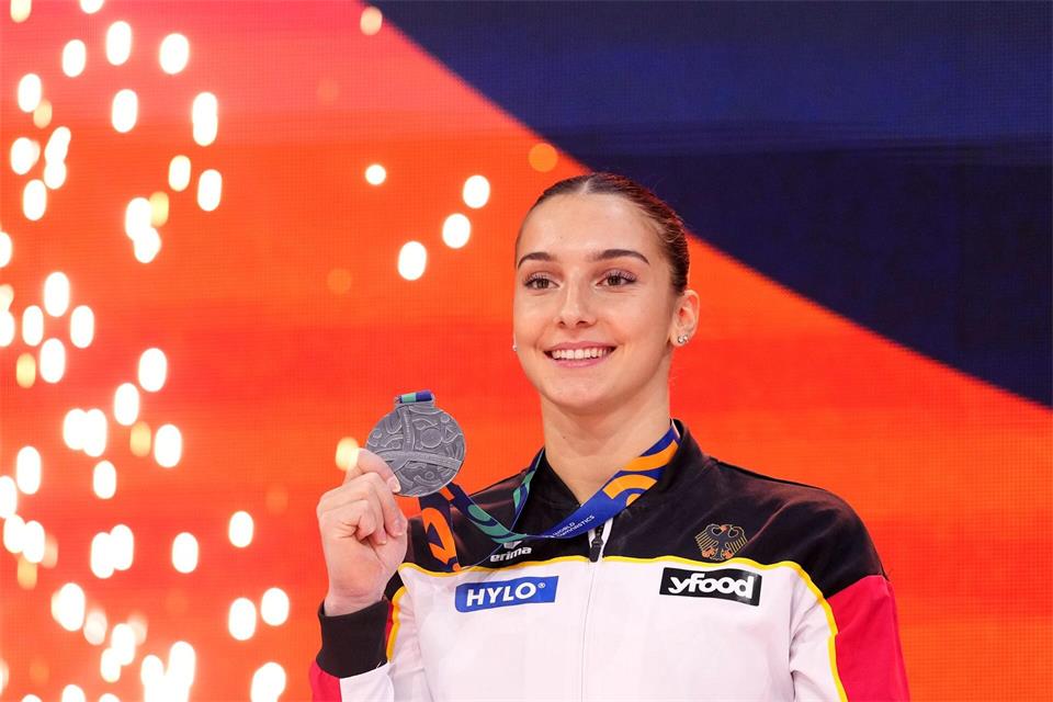 Helen Kevric ist glücklich über WM-Silber.Francisco Seco/AP/dpa