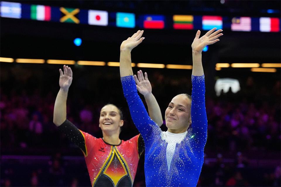Helen Kevric und die Dominatorin Kaylia Nemour (r). Patrick Post/AP/dpa