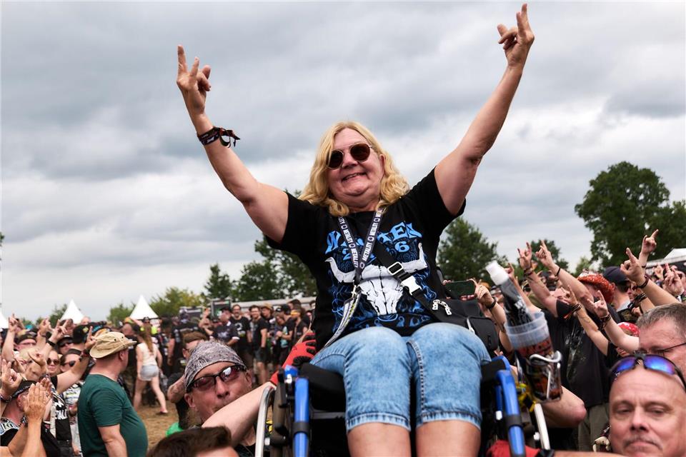 Helfende trugen die Metalfans vor die Bühne.Marcus Golejewski/dpa