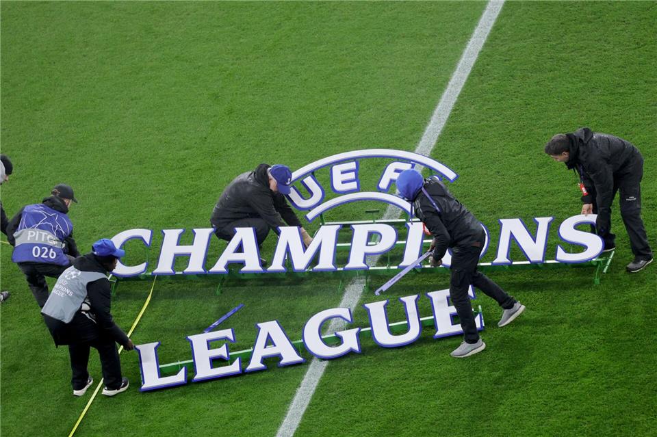 Helfer bauen das Logo der Champions League auf.Rolf Vennenbernd/dpa