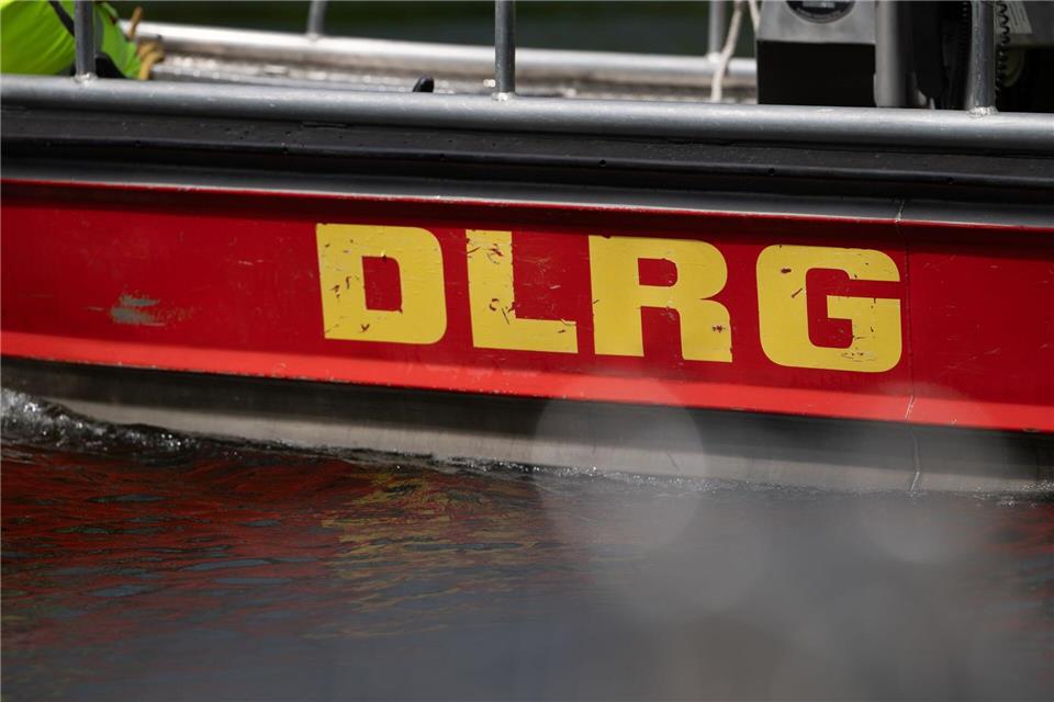 Helfer der DLRG zogen den in Not geratenen Schwimmer an Bord eines Rettungsbootes. (Archivfoto)Markus Lenhardt/dpa