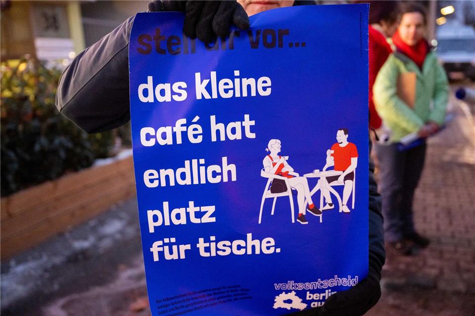 Helfer der Initiative „Verkehrsentscheid“ sammeln für das Volksbegehren Unterschriften.Christophe Gateau/dpa