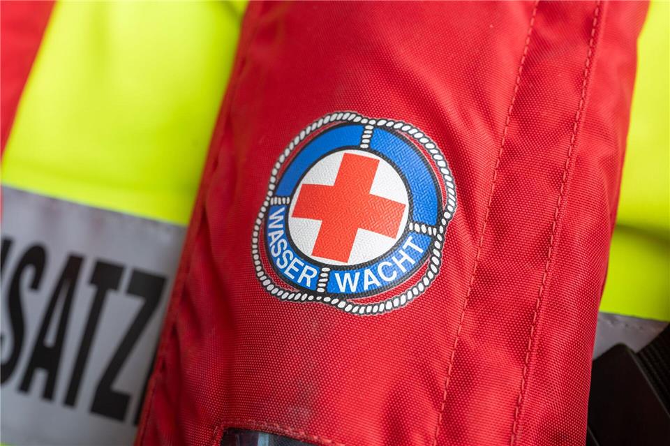 Helfer der Wasserwachten und Feuerwehren bargen die Leiche aus der Saalach. (Symbolbild)Peter Kneffel/dpa