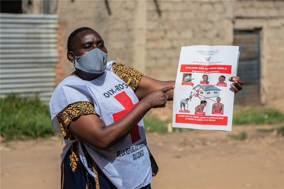 Helfer des Roten Kreuzes betreiben Aufklärung über Ebola - aber zahlreiche Menschen in der betroffenen Region halten die Krankheit für einen Mythos.Moses Sawasawa/AP/dpa