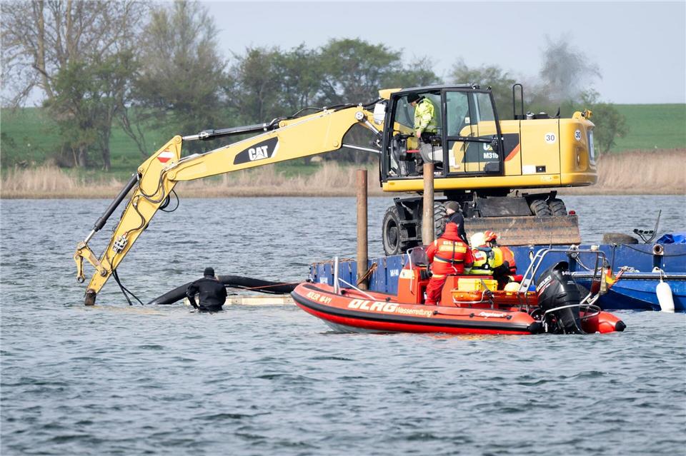 Helfer einer privaten Initiative graben eine Rinne vom Liegeplatz des gestrandeten Wals zum tiefen Fahrwasser. Philip Dulian/dpa