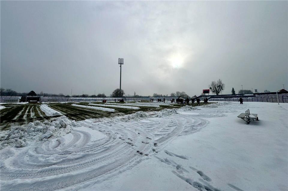 Helfer machen den Rasen im Paul-Greifzu-Stadion für das Rugby-Länderspiel schneefreiThomas Schulz/dpa