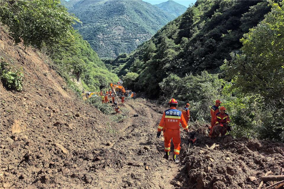 Helfer suchten in Ganzu nach einem Erdrutsch nach Vermissten. ---/XinHua/dpa