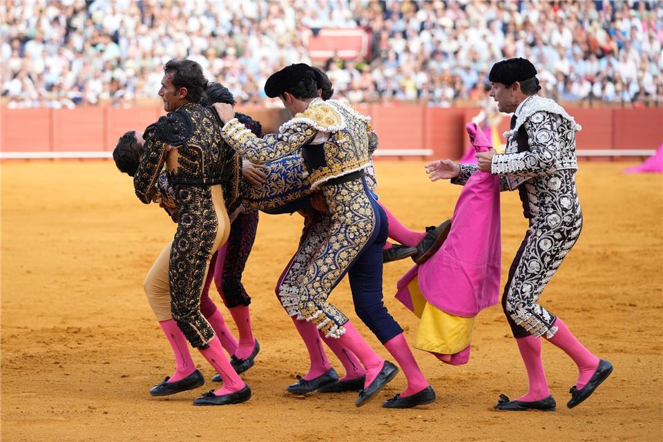 Helfer tragen den schwer verletzten Torero Morante de la Puebla aus der Stierkampfarena.Joaquín Corchero/EUROPA PRESS/dpa