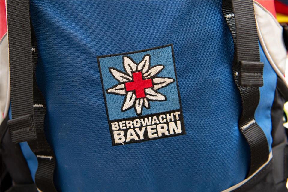 Helfer von der Feuerwehr, vom Bayerischen Roten Kreuz und der Bergwacht kümmerten sich um die Frau. (Symbolbild)Sven Hoppe/dpa