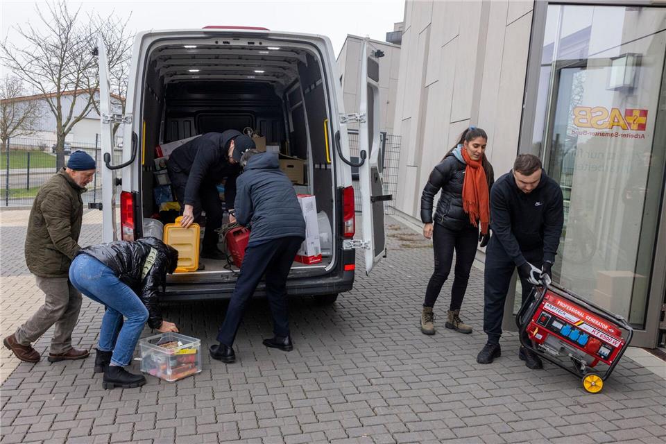 Helferinnen und Helfer von „Frankfurt for Ukraine“ beladen einen Transporter.Helmut Fricke/dpa
