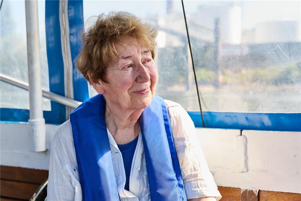 Helga Janssen ist eine der fünf ehrenamtlichen Seelsorgerinnen, die regelmäßig zu den Binnenschiffern im Hamburger Hafen fahren und mit ihnen sprechen. Georg Wendt/dpa
