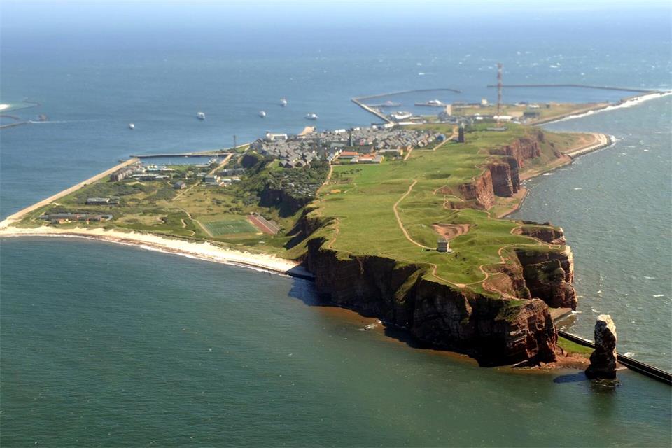 Helgoland ist bei hohem Wellengang nicht immer leicht zu erreichen. (Archivbild)Marcus Brandt/dpa