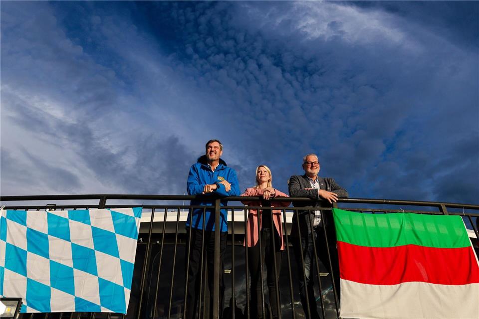 Helgolands Bürgermeister Thorsen Pollmann (parteilos) und Tourismusdirektorin Katharina Schlicht (m) haben CSU-Chef Markus Söder nach Helgoland eingeladen.Frank Molter/dpa