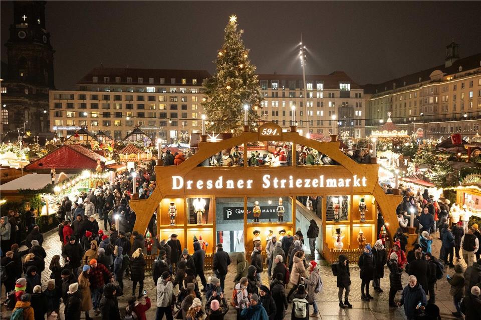 Hell erleuchtet ist ein überdimensionaler Schwibbogen auf dem 591. Dresdner Striezelmarkt zur Eröffnung. Sebastian Kahnert/dpa