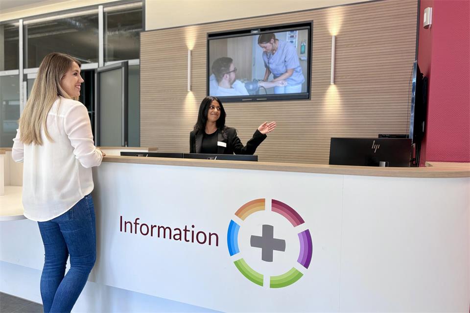Hell, freundlich und modern: Der neue Informationstresen im großzügigen Eingangsbereich ist künftig eine zentrale Anlaufstelle für Patientinnen, Patienten und Besuchende.