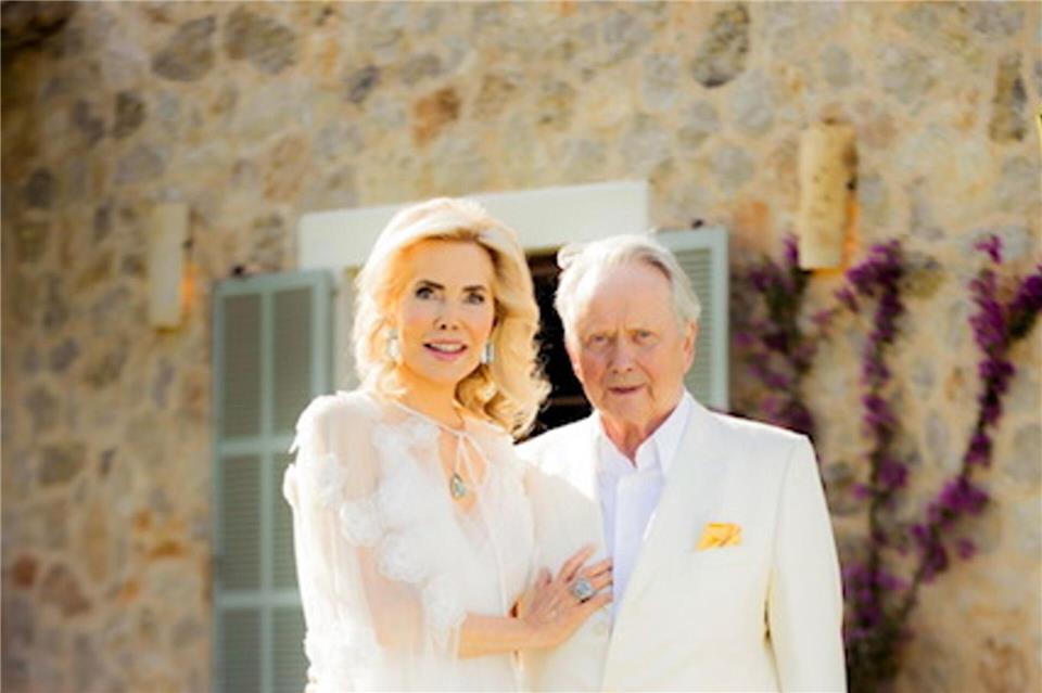 Hell gekleidet feierten die Porsches ihre Hochzeit auf Mallorca. Privat/dpa