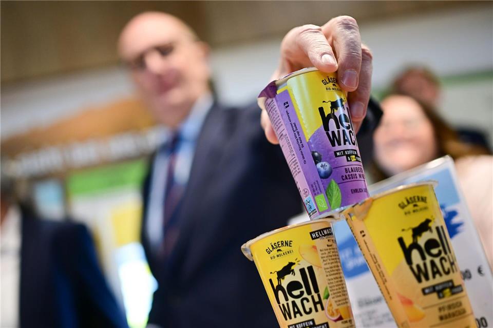 „Hell wach“, so heißt ein Getränk am Stand der Gläsernen Molkerei bei der Grünen Woche. Auch was für den Ministerpräsidenten und die anstehenden Koalitionsgespräche?Sebastian Christoph Gollnow/dpa