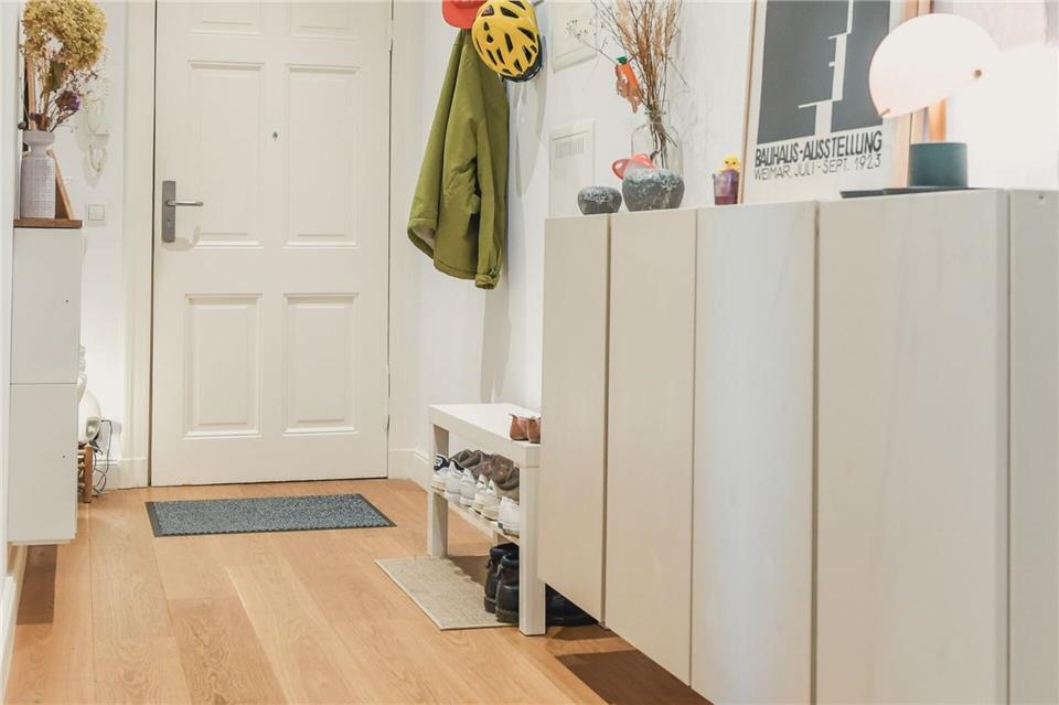 Helle Farben und gute Beleuchtung machen den Flur freundlicher: Mehrere Lichtquellen schaffen eine angenehme Atmosphäre.Zacharie Scheurer/dpa-tmn