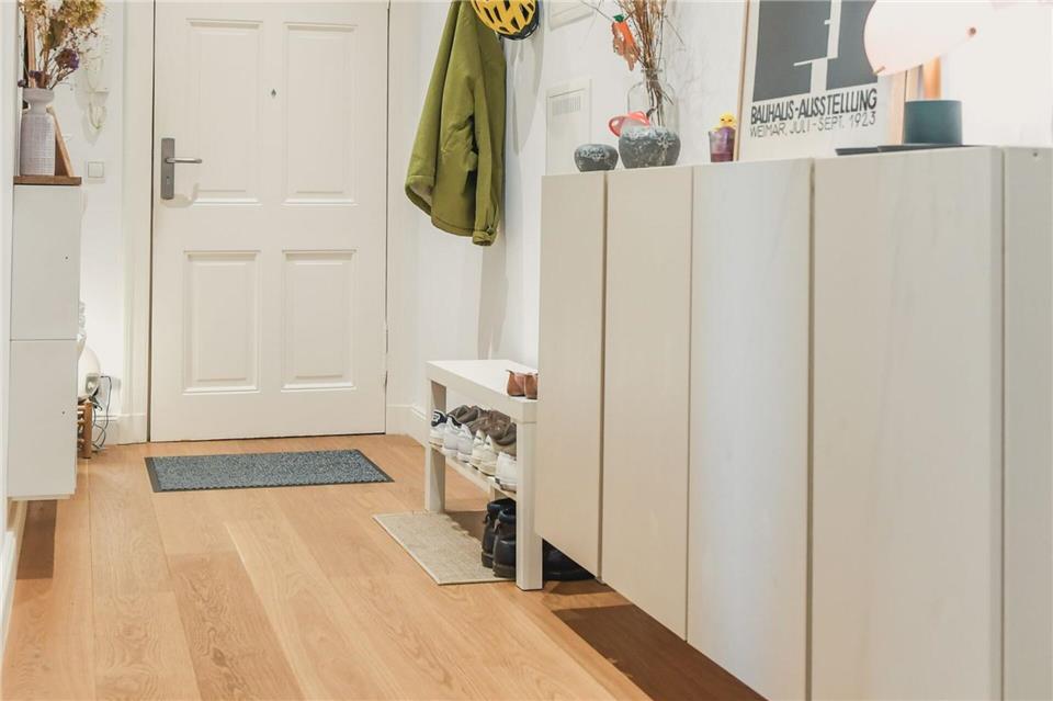 Helle Farben und gute Beleuchtung machen den Flur freundlicher: Mehrere Lichtquellen schaffen eine angenehme Atmosphäre.Zacharie Scheurer/dpa-tmn