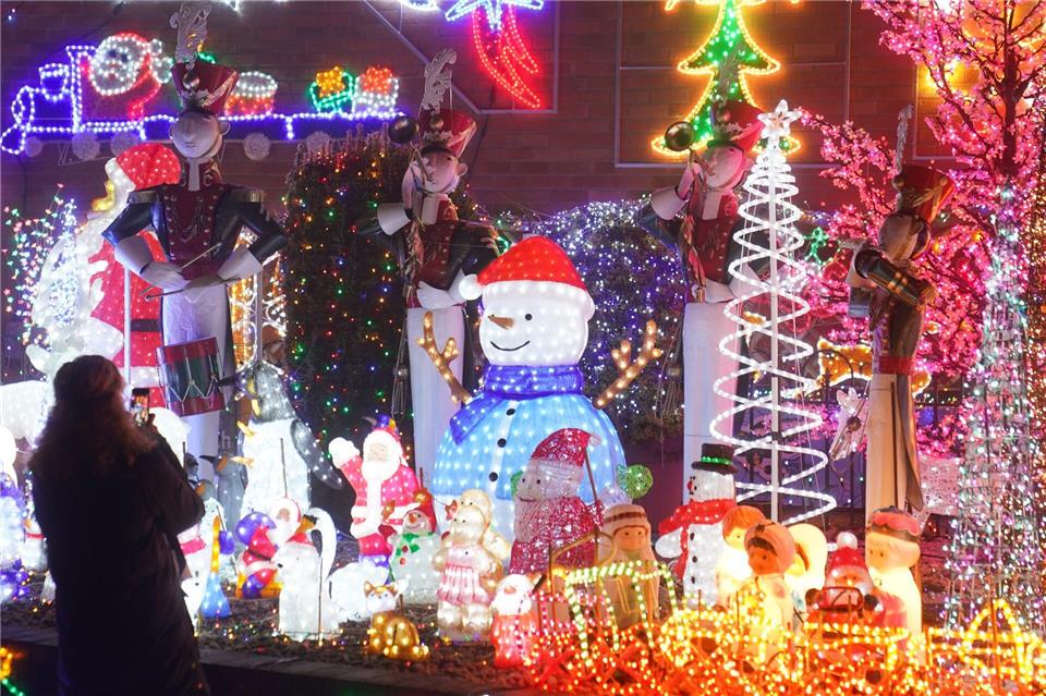 Helle Weihnachtsbeleuchtung kann Tiere nachts beeinträchtigen. (Symbolbild)Joe Giddens/PA Wire/dpa