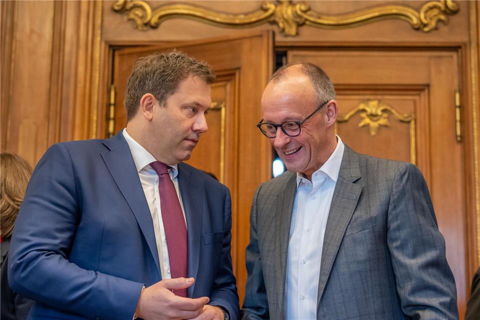Heller Anzug, keine Krawatte: Der Kanzler überrascht bei der Kabinettsklausur mit neuem Outfit.Michael Kappeler/dpa-pool/dpa