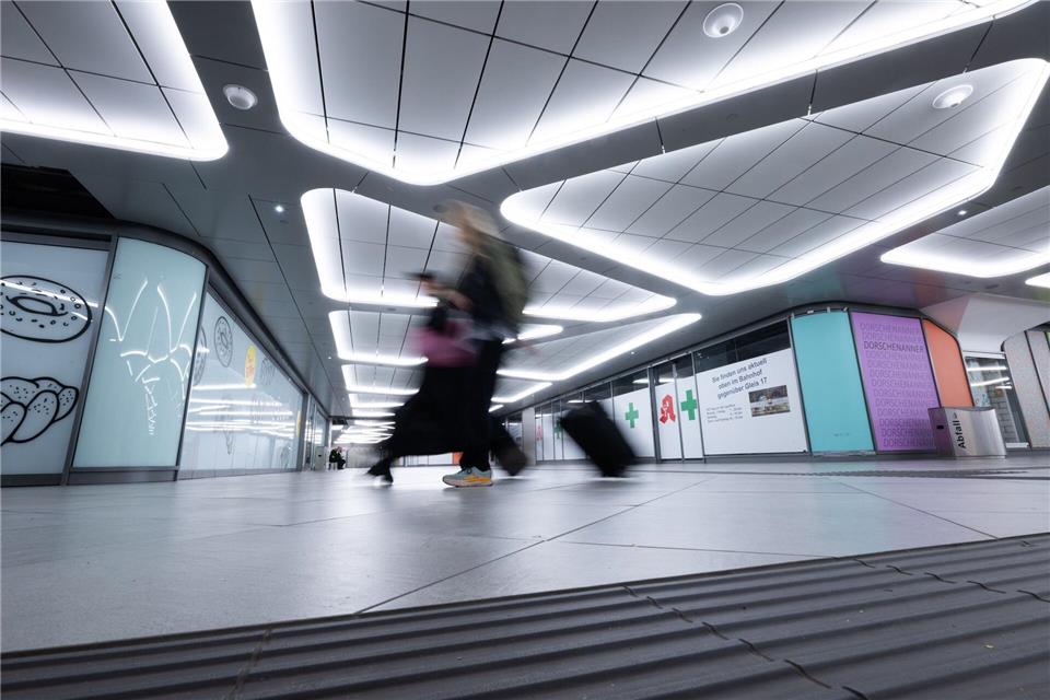 Heller und freundlicher soll die neue B-Ebene des Frankfurter Hauptbahnhofs werden. (Archivbild)Boris Roessler/dpa