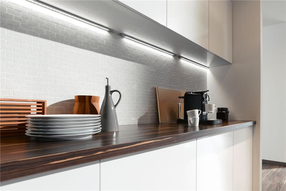 Helles Licht sorgt in der Küche für optimale Bedingungen – und damit für mehr Sicherheit auf den Arbeitsflächen.licht.de/Paulmann/dpa-tmn