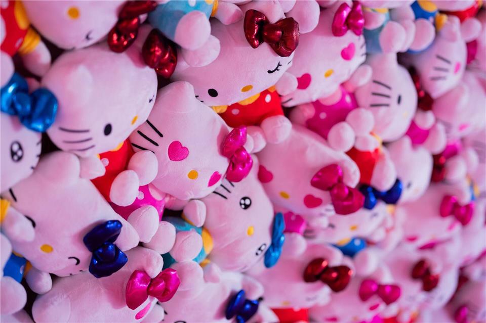 Hello Kitty sieht aus wie eine Katze, ihr Design ist aber so anpassungsfähig wie ein Chamäleon. (Foto Archiv)Rolf Vennenbernd/dpa