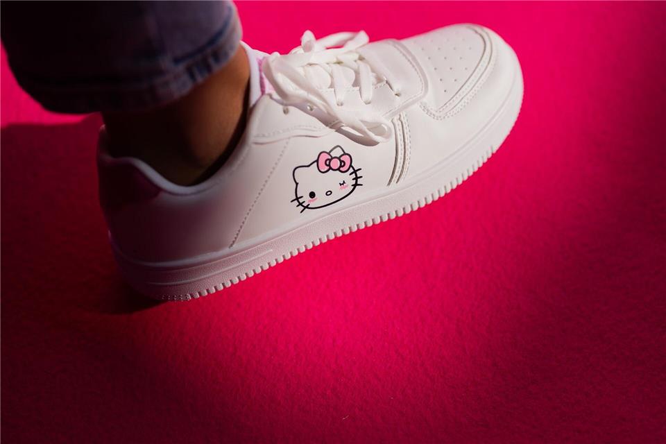 Hello Kittys Design hat es vom Kinderzimmer zur Lifestyle-Marke geschafft. (Foto Archiv)Rolf Vennenbernd/dpa