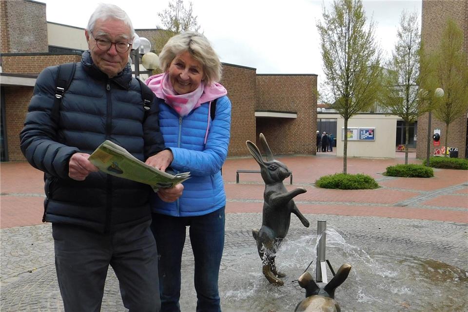Helmut Bläker und Brigitte Rogge, die mit dem Fahrrad aus Borken nach Heiden gekommen sind, erfreuen sich jedes Jahr am Osterspaziergang.