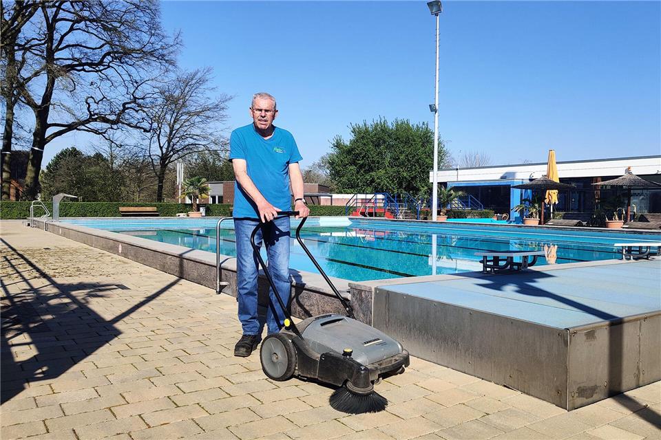 Helmut Heßling arbeitet seit 50 Jahren im Spaßbad.