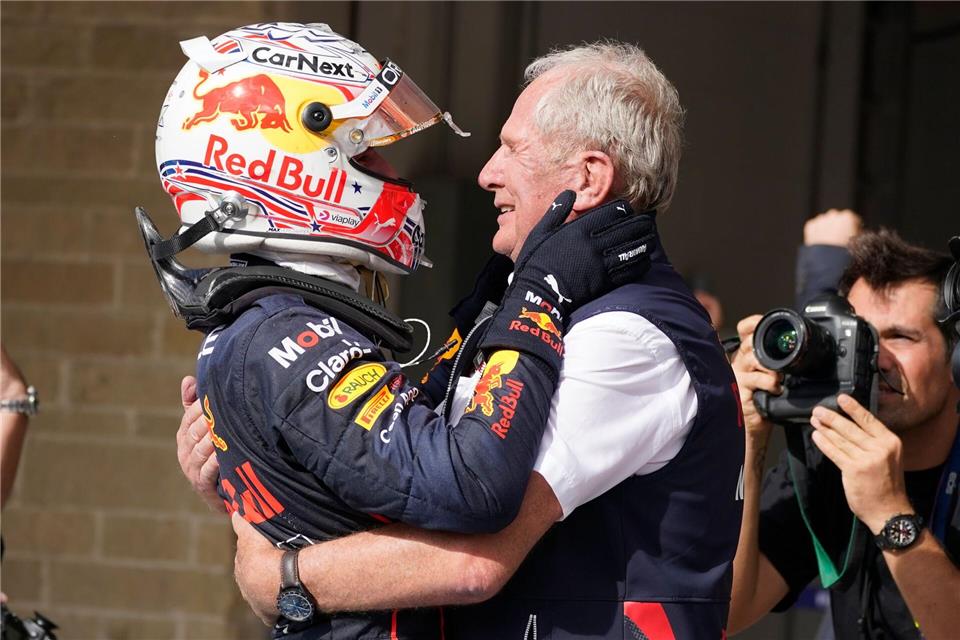 Helmut Marko (r.) zählt zu den engsten Vertrauten von Max Verstappen. (Archivbild)Darron Cummings/AP/dpa