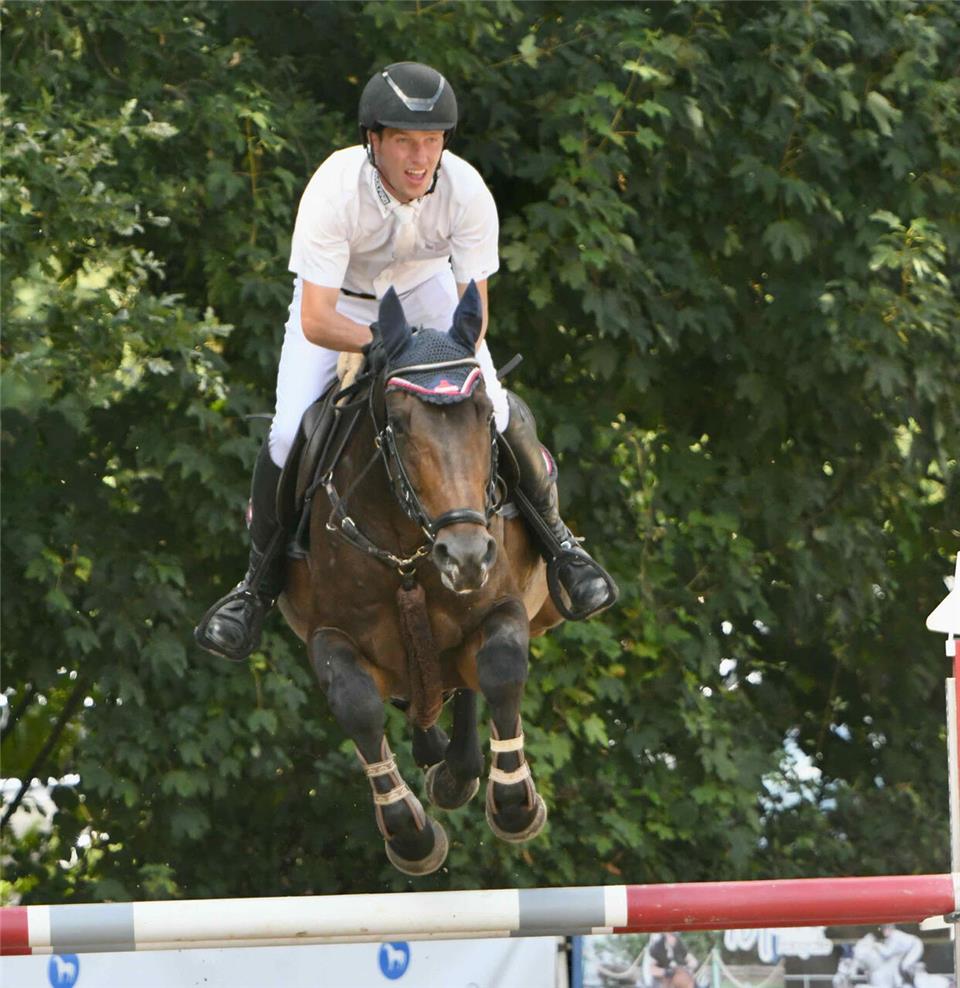Hendrik Dowe (Heiden) mit Deneuve beim M*-Springen.