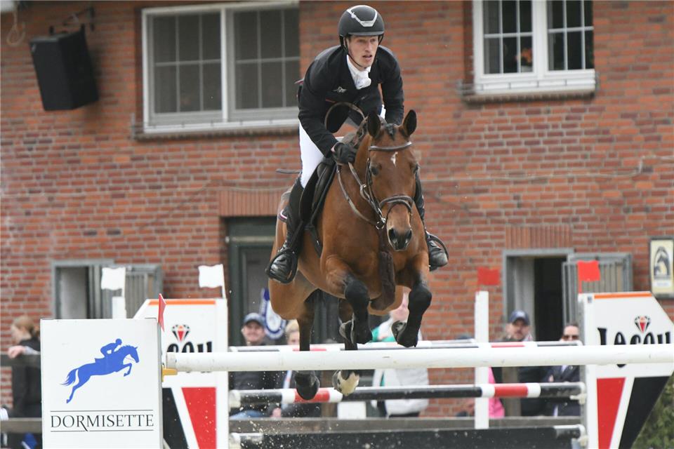 Hendrik Dowe beim Heimturnier in Heiden (hier im Vorjahr auf Lajacuma): Zwölf Pferde sind allein aus seinem Stall am Samstag in zwei M*-Springen bei der Qualifikation fürs Bundeschampionat im September in Warendorf am Start.