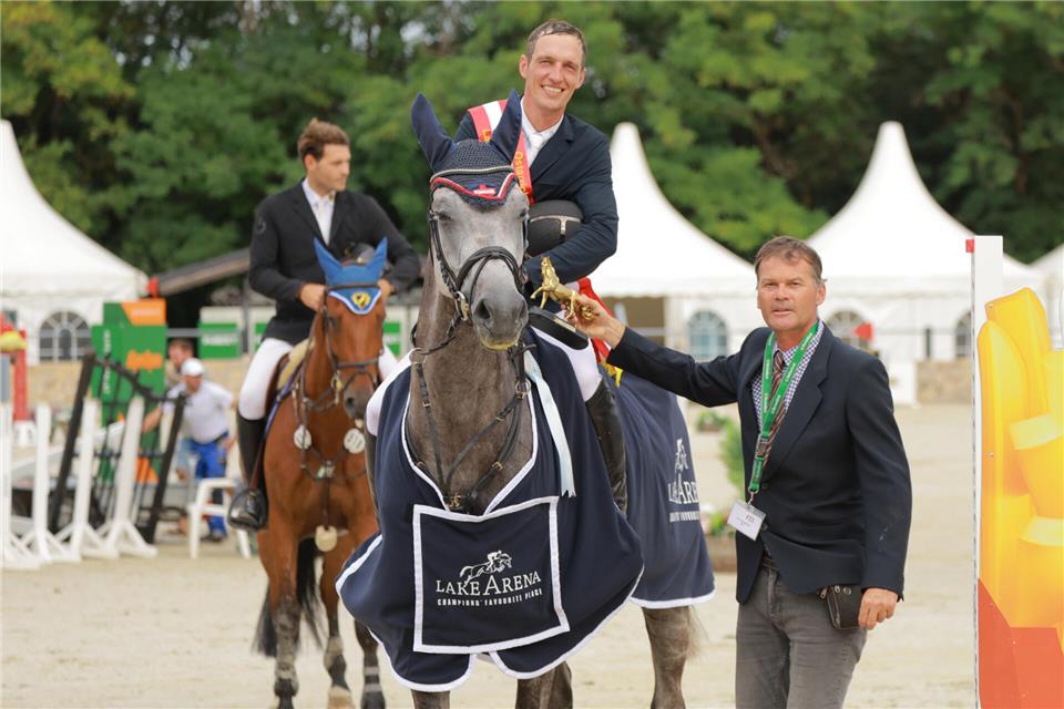 Hendrik Dowe in Wiener Neustadt: 17 Platzierungen erzielte der Heidener mit seinen Pferden; elfmal gab es Siegerschleifchen, wie hier für Uston von Barlo, einem United-Touch-Nachkömmling.
