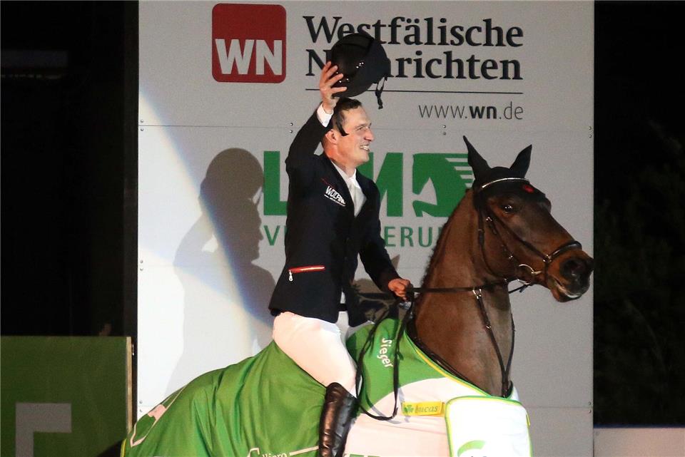 Hendrik Dowe und Askala NRW bei der Siegerehrung.