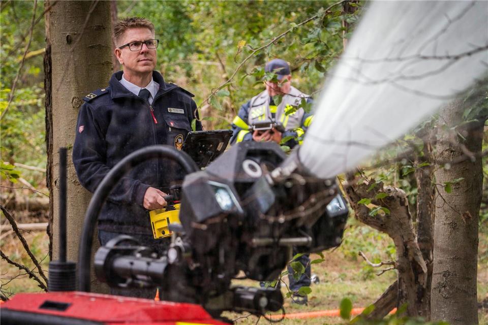 Hendrik Frese ist der Amtsleiter der Berufsfeuerwehr Hanau. Hier demonstriert er die Fähigkeiten des neuen Löschroboters „Magirus Wolf R1“.Andreas Arnold/dpa