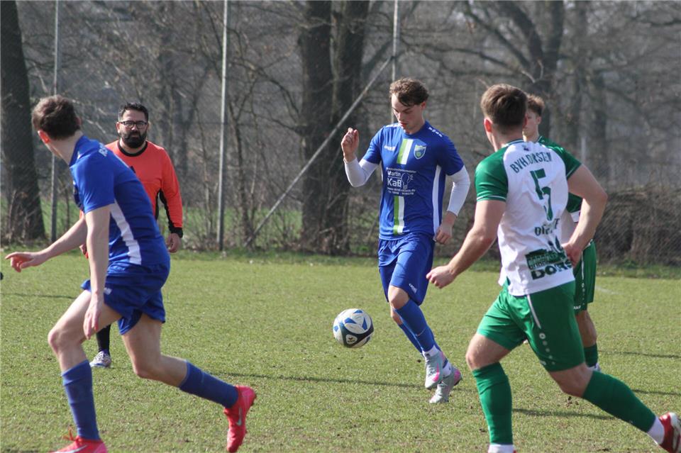Hendrik Hölling (Mitte) und der RSV Borken II haben am Freitag den Lokalrivalen SG Borken zu Gast.