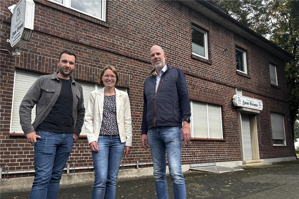 Hendrik Inholte (von links), Karin Benning und Thomas Rühling vor der früheren Gaststätte Zum Venn‘s.