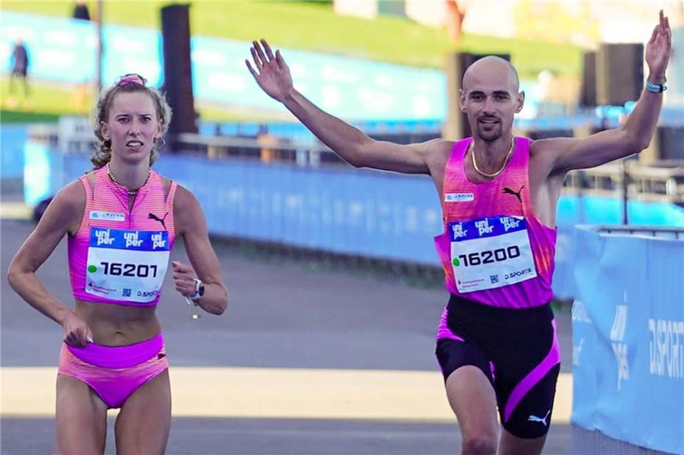Hendrik Pfeiffer lief in Düsseldorf Seite an Seite mit seiner Frau Esther über die Halbmarathon-Ziellinie.