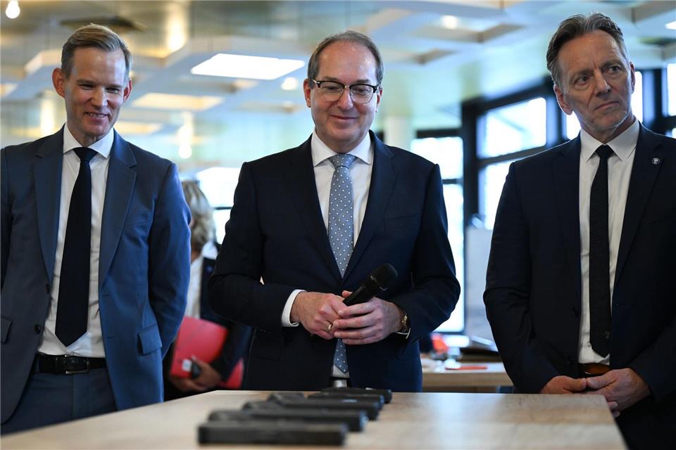 Hendrik Streeck (l-r), Drogenbeauftragter der Bundesregierung, Alexander Dobrindt (CSU), Bundesinnenminister, und Holger Münch, BKA-Präsident.Arne Dedert/dpa