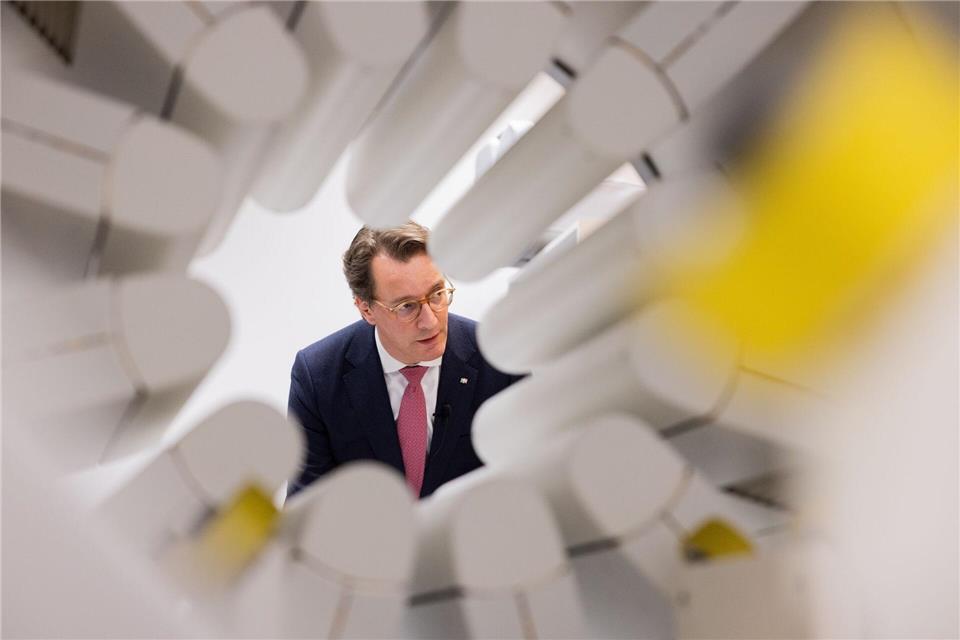 Hendrik Wüst (CDU), Ministerpräsident von Nordrhein-Westfalen, besucht im Stanislaw Sakiel Burn Treatment Center ein Spezial-CT für die Diagnostik von Verbrennungsopfern.Rolf Vennenbernd/dpa