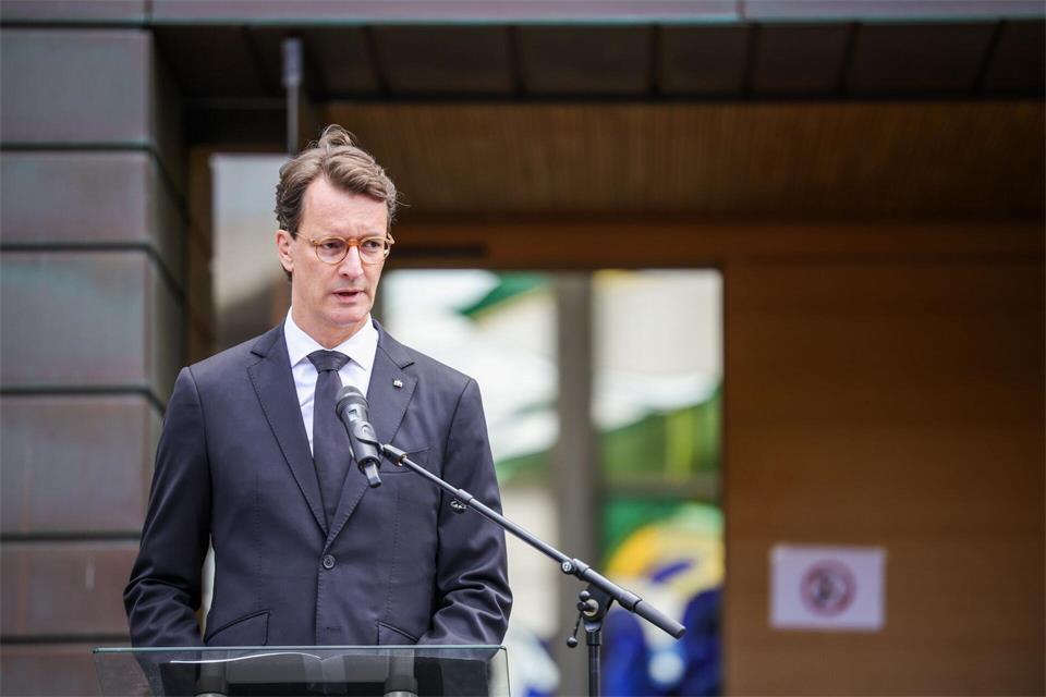 Hendrik Wüst (CDU), Ministerpräsident von Nordrhein-Westfalen, sprach bei der Gedenkfeier zum ersten Jahrestag des Anschlags. (Archivbild)Christoph Reichwein/dpa